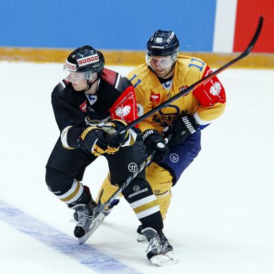 Ishockeyspelare i närkamp.