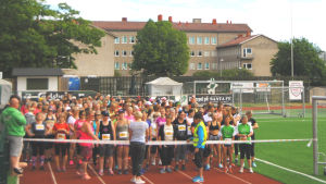 Drygt 200 damer bakom startbandet. Handbollsspelaren Pamela Degerman klippte av startbandet. Startfältet i motionsloppet Damenas egen 10 på Centrumplan i Ekenäs.