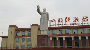 Det finns fortfarande 180 stora statyer av Mao Zedong i olika kinesiska städer. Också de flesta universiteten i Peking har sådan statyer. Staty av kinesiska landsfadern Mao Zedong.