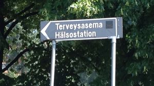 Vårdreformen kan komma att innebära färre vårdenheter i glesbygden Hälsocentral, skylt