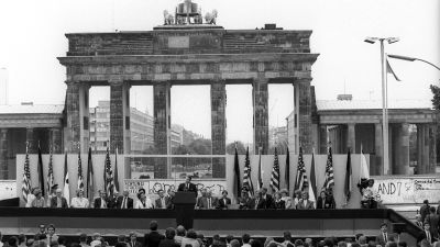 USA:s president Ronald Reagan talar vid Berlinmuren framför Brandenburger Tor.