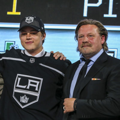 Rasmus Kupari och Los Angeles NHL-scout Christian Ruuttu under draften 2018.