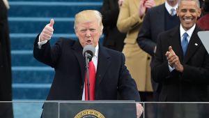 Maktskiftet 20.1.2017 då Barack Obama avgick och Donald Trump tillträdde. Traditionellt brukar den avgående och den tillträdande presidenten i början av den officiella ceremonin sitta bredvid varandra. Maktskiftet 20.1.2017 då Barack Obama avgick och Donald Trump tillträdde