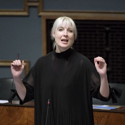 Laura Huhtasaari talar i riksdagen den 18 april 2018.