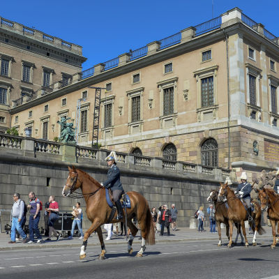 Det kungliga hovstallet övar inför bröllopet vid Skeppsbron utanför det Kungliga slottet.