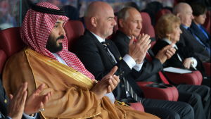 Saudiarabiens kronprins och saudiarabiska insatser målas upp i ett positivt ljus på fejkkontona. Kronprins Muhammad bin Salman, Fifas president Gianni Infantino och Rysslands president Vladimir Putin på fotbolls-vm:s första match som spelades mellan värdlandet Ryssland och Saudiarabien.