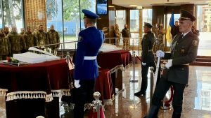 Varje morgon ordnas en minnesstund för de stupade i kriget i östra Ukraina vid porten till landets försvarsministerium. Soldater marscherar på ett tillbakalutat vis in i den lilla sal vid Ukrainas försvarsministerium där de i östra Ukraina stupades namn skrivs upp på en minnestavla och i en minnesbok.