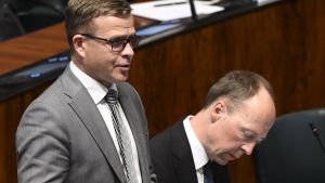 Samlingspartiets Petteri Orpo och Sannfinländarnas Jussi Halla-aho har kritiserat regeringens budgetförslag för att det siktar för lågt och lämpar över den svåra frågan om pensionsslussen på arbetsmarknadsparterna. Petteri Orpo (Samlingspartiet) och Jussi Halla-aho (Sannfinländarna) i riksdagens plenisal