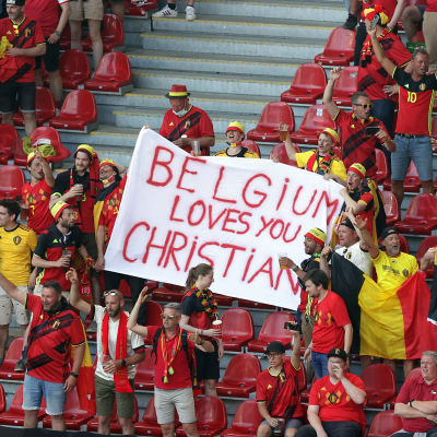 Christian Eriksen hyllas av belgiska fans.