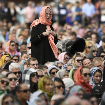 Många av de icke-muslimska kvinnliga deltagarna bar sjal under fredagsbönen och minnesstunden i Hagley Park.