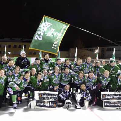 Akilles juhlii taas jääpallon Suomen mestaruutta