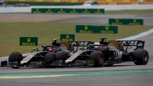 Magnussen och Grosjean har kört in i varandra vid flera tillfällen. Kevin Magnussen (20) och Romain Grosjean (8) kolliderar på Hockenheim.