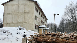 Huset i bakgrunden är samma som överst i den här artikeln. I förgrunden bråte från det nyrivna huset där jag träffar Hardi Rehkalt. Ett fallfärdigt hus i estniska Martna med bråte från ett annat hus som nyligen revs i förgrunden.