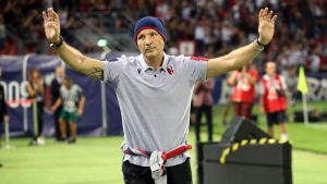 Sinisa Mihajlovic fanns med på Bolognas två första seriematcher. Sinisa Mihajlovic hälsar till publiken.