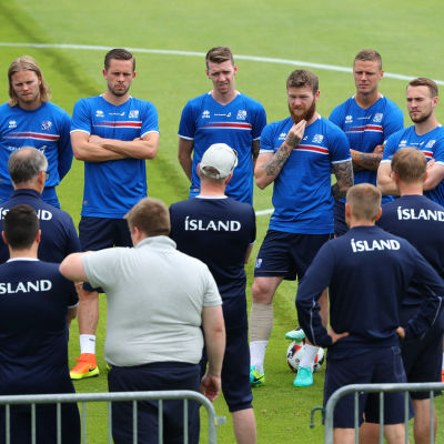 Islands landslag lyssnar på tränarnas goda råd inför kvällens kvartsfinal mot Frankrike.