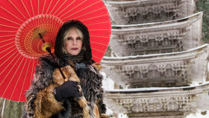 Joanna Lumley tutustuu Haguro-vuorella viisikerroksiseen pagodiin. Brittiläinen tähtinäyttelijä Joanna Lumley tekee lumoavan junamatkan Japaniin.