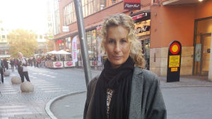 Katarina Graffman ser att trenden med delningsekonomi sakta men säkert växer i vårt boende och det beror främst på att vi inte längre kan bo så stort. Katarina Graffman på gatan.
