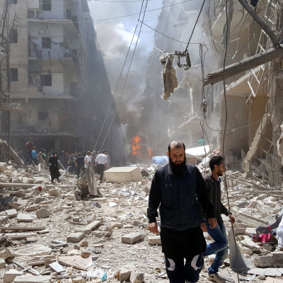 Förstörelse efter en flygräd mot ett rebellkontrollerat område i Aleppo