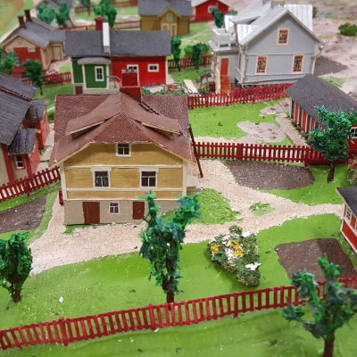 Närbilder av några gårdar i miniatyrstaden mariehamn på 1920-talet. Fotot taget hösten 2016.