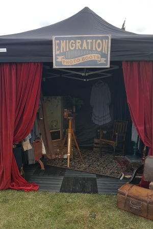 Emigrantnostalgi i Yles tält på Juthbackamarknaden i Nykarleby. Yles tält på Juthbackamarknaden.