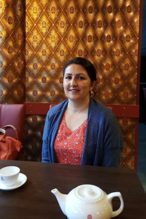Bahar Mozaffari dricker jasminte. Bahar Mozaffari dricker jasminte på en kinesisk restaurang