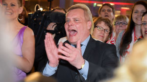 Socialdemokraternas Antti Rinne var glad på valvakan år 2015 trots att hans parti klarade sig uselt. Socialdemokraternas Antti Rinne firra valseger på Paasitorni i Helsingfors 2015. Applåderar med munnen öppen.