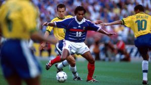 Christian Karembeu i VM-finalen 1998 omringad av Roberto Carlos, Dunga och Rivaldo. Christian Karembeu i VM-finalen 1998 omringad av Roberto Carlos, Dunga och Rivaldo.