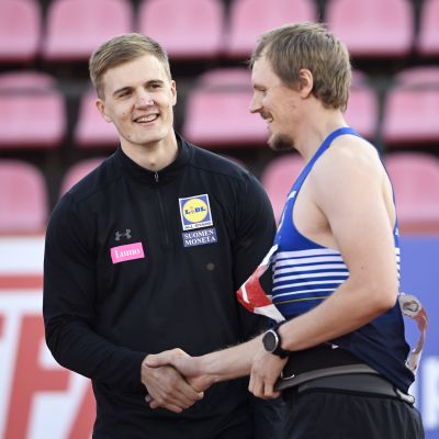 Oliver Helander gratuleras av Lassi Etelätalo.