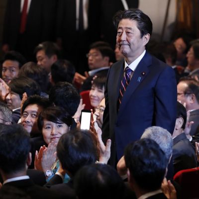 Japans styrande konservativa parti, Liberaldemokraterna återvalde Shinzo Abe med klar majoritet   