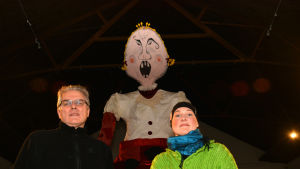 Regissör Julian Garner och dramainstruktör Anna Luhtasela framför Skedgudinnan Julian Garner och Anna Luhtasela med CulturaMobilas Skedgudinna vid ljusfesten i Fiskars