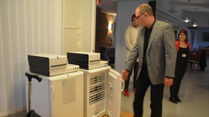 Jan Weppling från Menumat visade hur automaten fungerar med ugnen uppe på frysen. Jan Weppling från företaget Menumat.