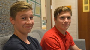 Simon Kinnunen och Benjamin Källman. Simon Kinnunen och Benjamin Källman i Ekenäs gymnasium.