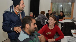Ingrid Svanfeldt på Internetcafet Asadullah Hasanzada, Ammar Al-Kaysi och Ingrid Svanfeldt umgås på internetcafét