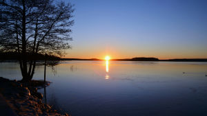 Många tar redan nu en genväg mot Norra hamnen i Ekenäs. Solnedgång vid en vik.