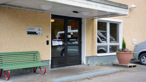 Samjouren har besökts flitigt och det syns i kostnaderna. Ingången till laboratoriet i Ekenäs sjukhus.