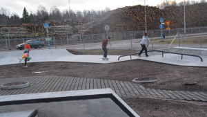 Skejtarna kan nu hålla till på hemmaplan Provåkning av nya skejtparken i Karis