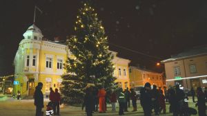Så här såg julgranen ut på Rådhustorget i fjol. Rådhustorget i Ekenäs på Tjugondag Knut.