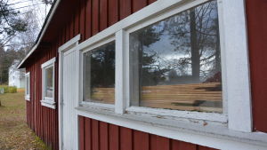 Gatuköket står tomt och borde ha rivits enligt samhällstekniska nämnden i Raseborg Föreningen Pojosmulan vill använda gatuköket i Pojo kyrkby för matutdelning