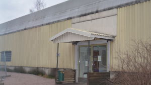 Den gamla bollhallen försattes i användningsförbud i somras. Sjundeå gamla bollhall.