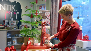 Jeanina Enberg i Pentiks nya lokal i gamla postkontoret. Jeanina Enberg har juldekorerat sin butik.