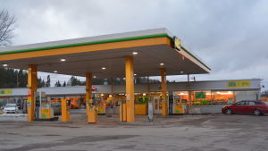 Den gamla byggnaden i bakgrunden är inte längre ändamålsenlig. Den gamla bensinstationen i Pickala