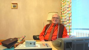 Raseborg borde gräva i den egna plånboken, tycker Bo Holmberg. Bo Holmberg i sitt hem i Karis.