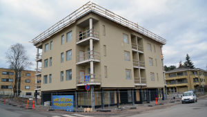 Området kring de nya servicebostäderna ska få nya parkeringsarrangemang. Såhär långt hade bygget av det ena huset kommit hösten 2015. Byggnaden som ska bli servicebostäder i Karis.