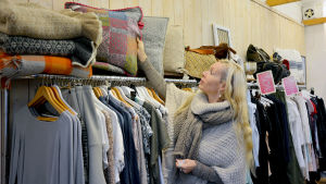 Julruljansen har varit lite lugnare i år i Heidi Runebergs klädbutik. Heidi Runeberg i sin butik Bimbo i Ekenäs.