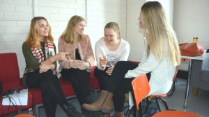 När personer från andra kulturer flyttar hit är det bra att känna till deras religion, tycker abiturienterna. Abiturienter diskuterar vid Ekenäs gymnasium.