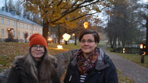 Konstnären Anna Ulff har skapat lyktor för ljusfestivalen som Malena Lindqvist arrangerar. Konstnären Anna Ulff har skapat lyktor och Malena Lindqvist arrangerar ljusfest i Fiskars