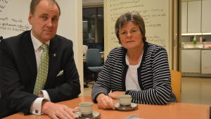 Tom Simola och Gabriela Erroll har olika syn på sjukhusets möjligheter att trimma kostnaderna. Raseborgs stadsdirektör Tom Simola och Gabi Erroll tf sjukvårdsområdets direktör..