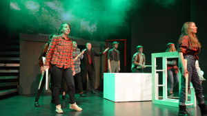 På scenen ses också det äldre och erfarna gardet. Skådespelare Dan Idman i kostym är en av berättarna. Blood Brothers visas 16 gånger med premiär torsdag 14 januari.