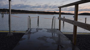 Här gäller det att vara försiktig om det är halt. Vinterbadplatsen i Ingå småbåtshamn har vacker utsikt. Bryggan till Ingåbornas vinterbadplats i småbåtshamnen i kyrkbyn.