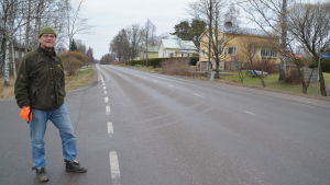 Marco Lehtikangas från Ekenäsnejdens jaktvårdsförening står vid Tenalavägen i Ekenäs där det ofta sker hjortkrockar trots att det är en tätort. Marco Lehtikangas.